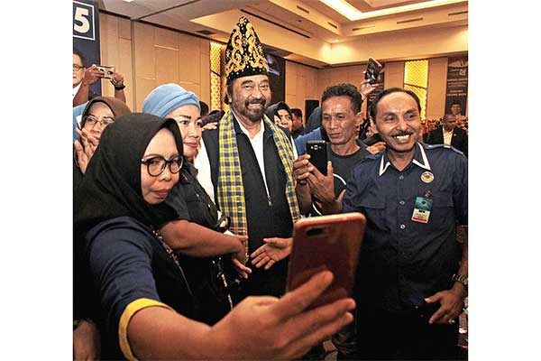 KAMPANYE AKBAR PARTAI NASDEM: Ketua Umum Partai NasDem Surya Paloh (tengah) berfoto bersama kader Partai NasDem seusai berorasi pada saat ka