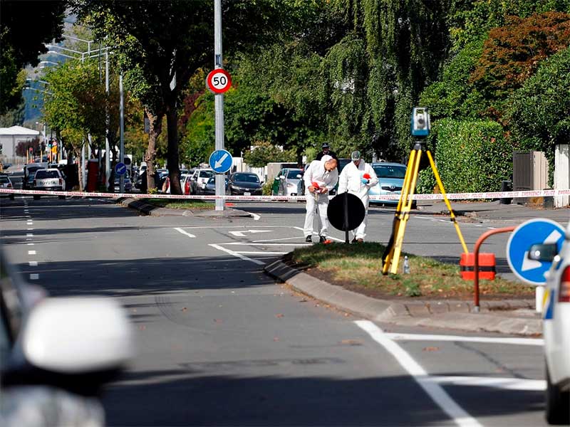 Tim forensik memeriksa area sekitar lokasi penembakan di Christchurch, Selandia Baru, 16 Maret 2019.