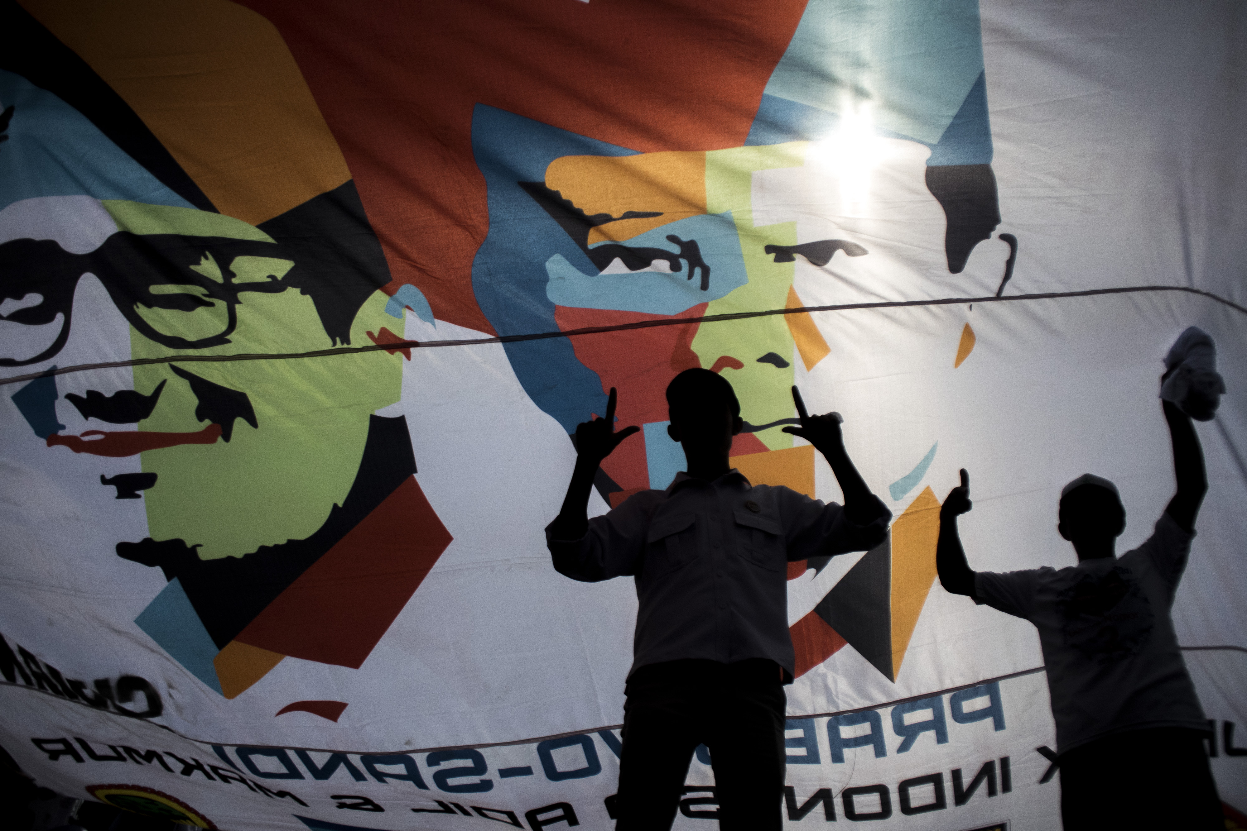 Warga membawa spanduk Prabowo Subianto dan Sandiaga Uno pada acara Rapat Akbar Prabowo-Sandi di Stadion Sidolig, Bandung, Jawa Barat.