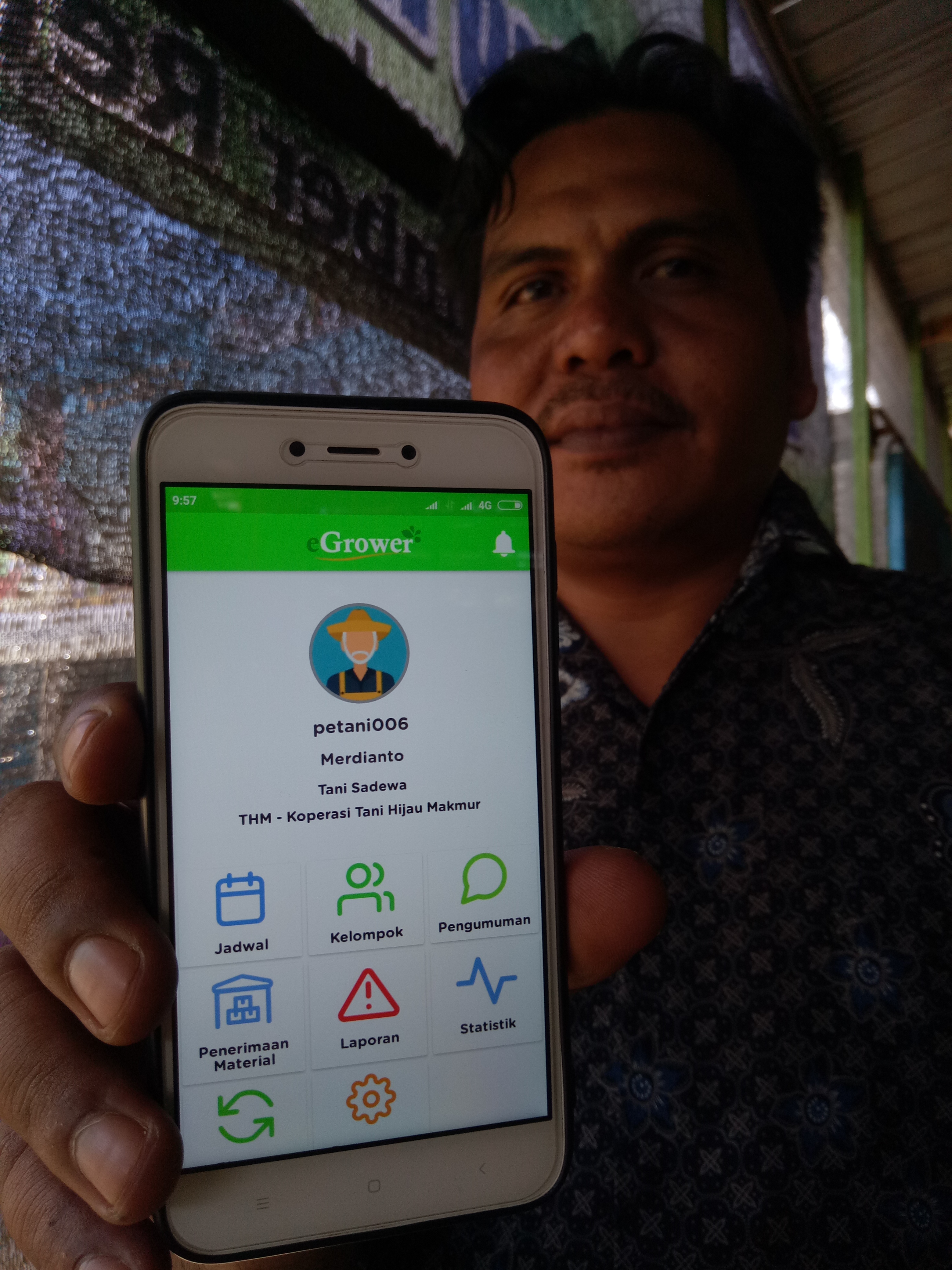 Mardianto, Ketua Kelompok Tani Pandu Dewa Nata, menunjukkan aplikasi e-Grower yang menjadi panduan petani dalam budi daya.