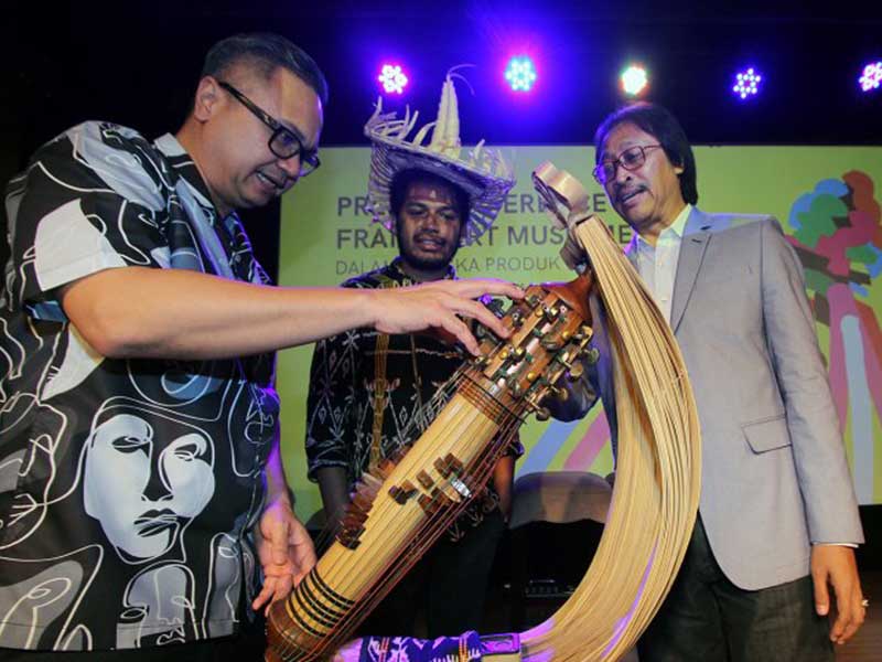 Musisi Purwa Caraka (kanan) tengah memperlihatkan alat musik tradisional Sasando yang akan ditampilkan dalam ajang Frankfurt Musikmesse 2019