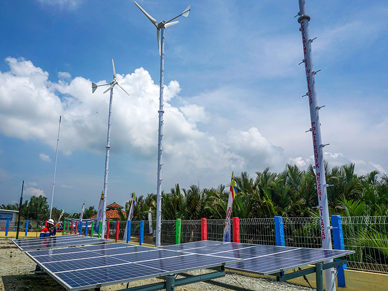 foto-foto Menteri LHK berkunjung di lokasi program energi bersih: ENERGI BERSIH-Pertamina Refinery Unit (RU) IV Cilacap, Jawa Tengah 