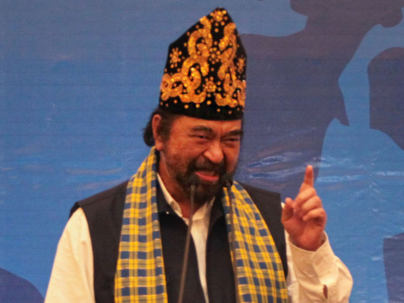 Ketua umum Partai NasDem Surya Paloh berorasi saat kampanye Partai NasDem di Makassar, Sulawesi Selatan.