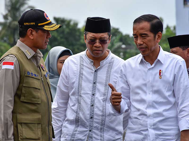 Presiden Joko Widodo (kanan) berbincang dengan Gubernur NTB Zulkieflimansyah (tengah) dan Kepala Badan Nasional Penanggulangan Bencana (BNPB) Letjen TNI Doni Monardo (kiri) saat tiba di Gedung Hakka, Dasan Tereng, Narmada, Lombok Barat, NTB, Jumat (22/3/20