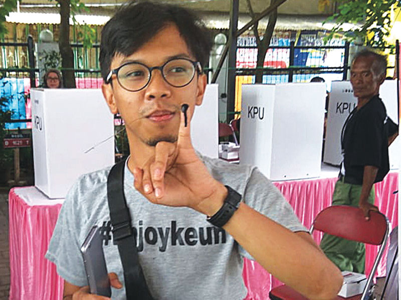 SIMULASI PENCOBLOSAN: Warga menunjukkan jari kelingking yang telah dicelupkan ke tinta seusai menggunakan hak pilihnya saat simulasi pemungutan dan penghitungan suara Pemilu 2019 di Kota Cimahi, Bandung, Jawa Barat, kemarin. Dalam simulasi tersebut, para p