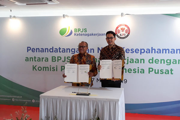  Agus Susanto (kiri) bersama Yuliandre Darwis (kanan) menandatangani nota kesepahaman