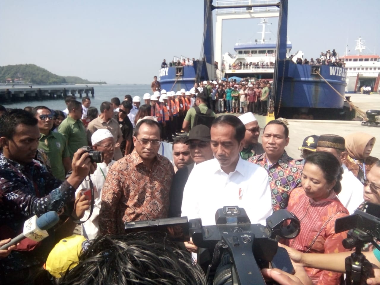 PERESMIAN PENGEMBANGAN PELABUHAN SIBOLGA: Presiden Joko Widodo (Jokowi) didampingi Menteri BUMN Rini Soemarno, Menteri Perhubungan Budi Karya Sumadi saat peresmian pengembangan Pelabuhan Sibolga, di Sibolga, Sumatera Utara, Minggu (17/3).
