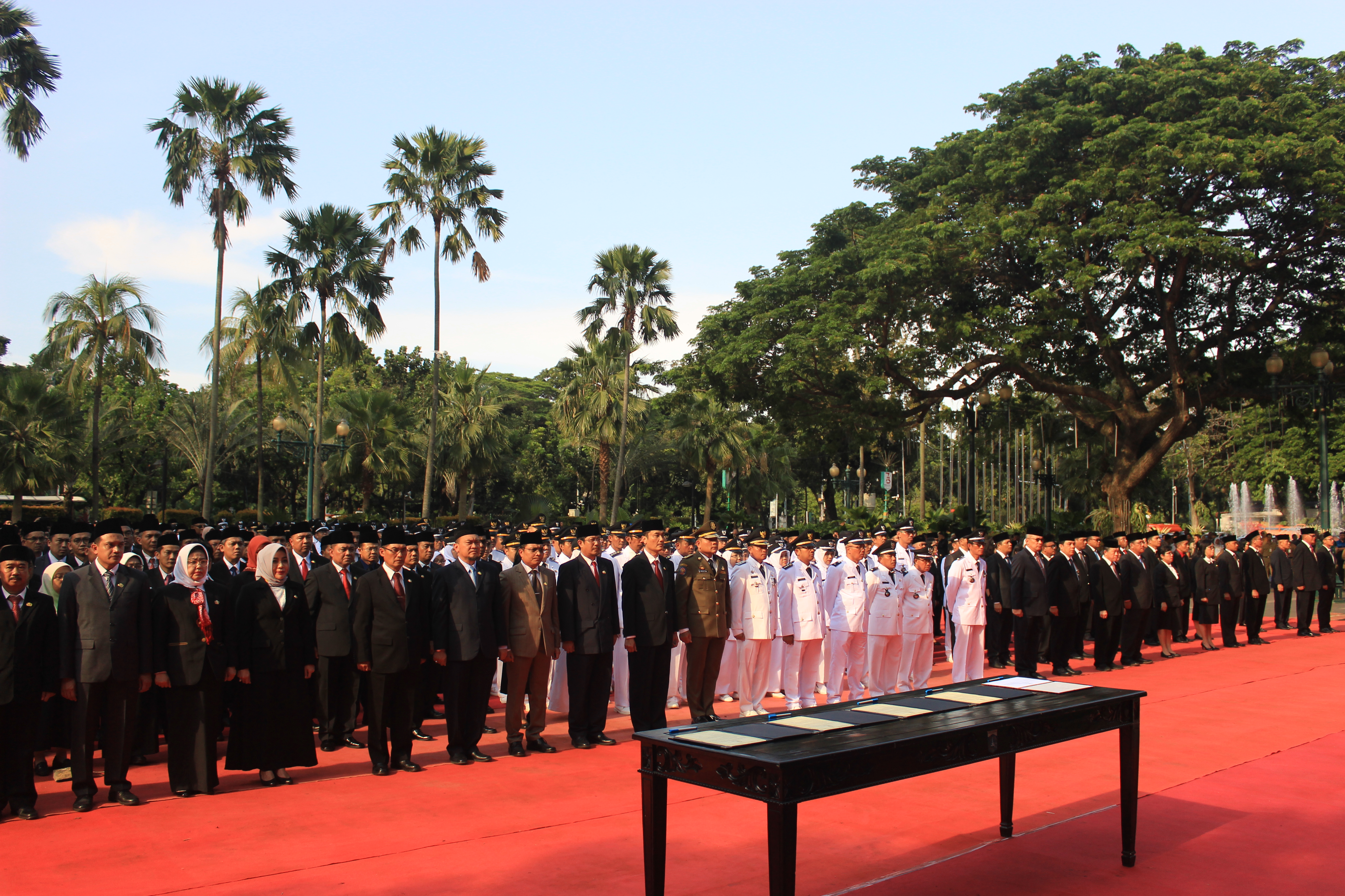Sebanyak 1125 pejabat baru yang akan dilantik melakukan upacara di Balai Kota, Senin (25/2).