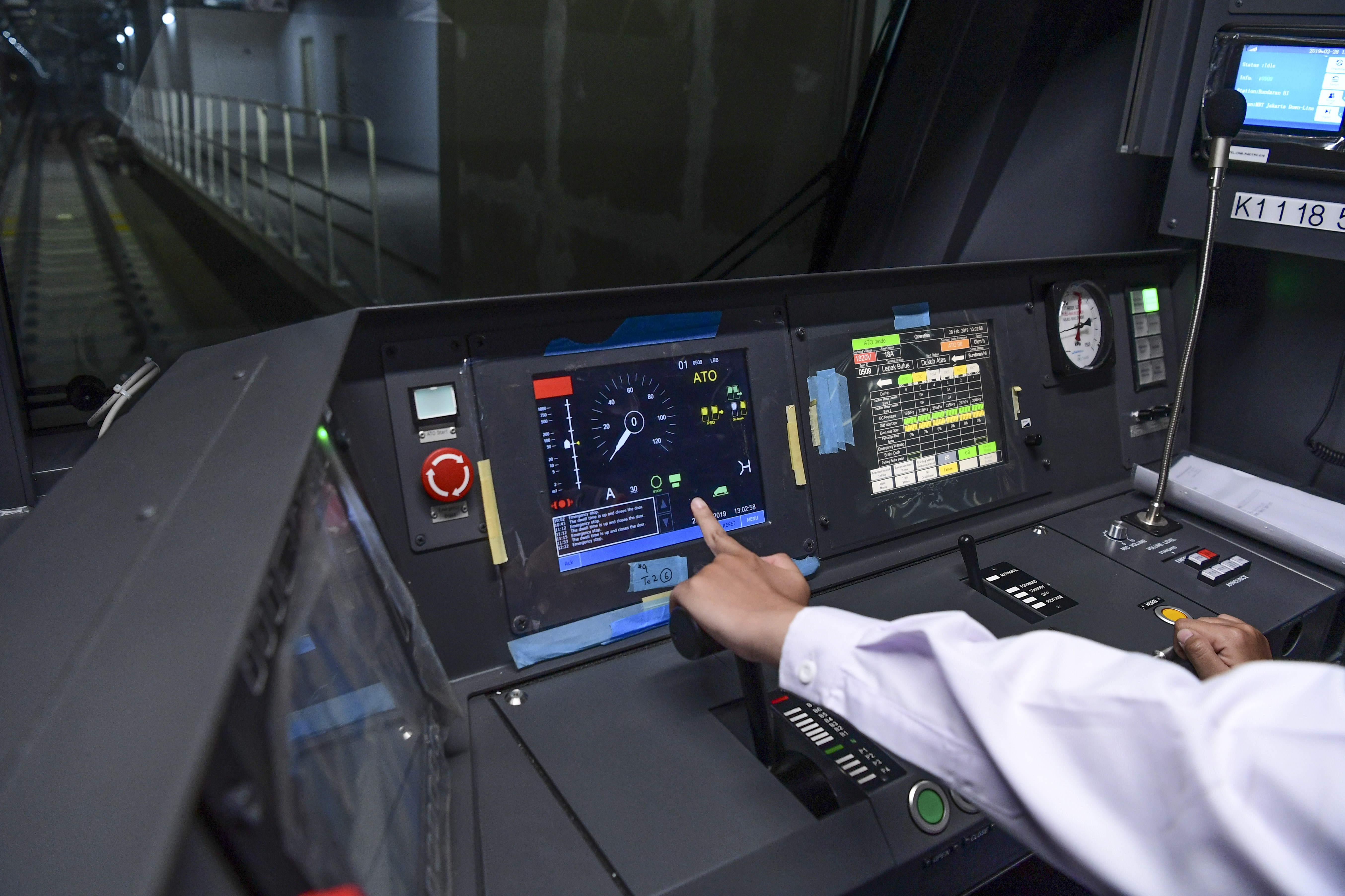  Masinis bersiap menjalankan kereta saat uji coba pengoperasian MRT (Mass Rapid Transit) fase I koridor Lebak Bulus - Bundaran HI di Stasiun Bundaran HI, Jakarta