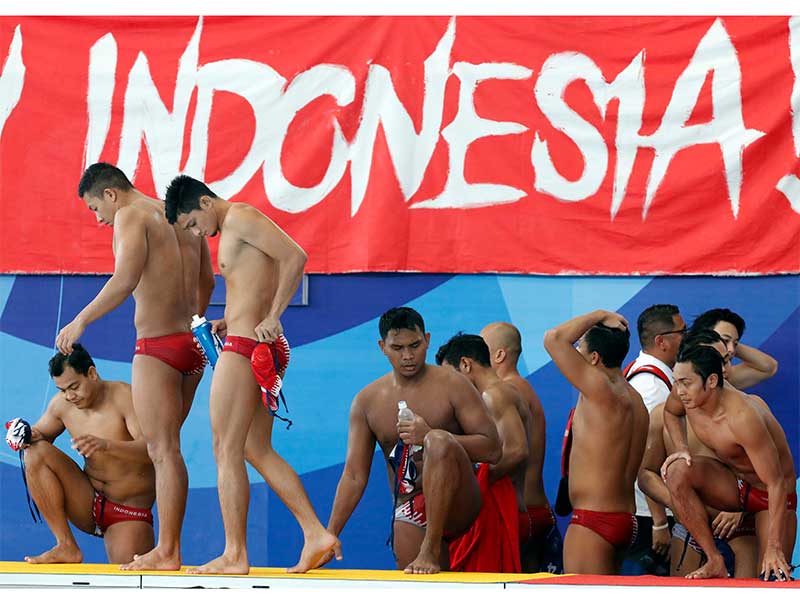 Ekspresi para pemain dan staf pelatih tim polo air putra Indonesia seusai bermain melawan Korea Selatan dalam semi final perebutan posisi 5-8 polo air Asian Games 2018 di Stadion Akuatik, Senayan, Jakarta, Jumat (31/8). 