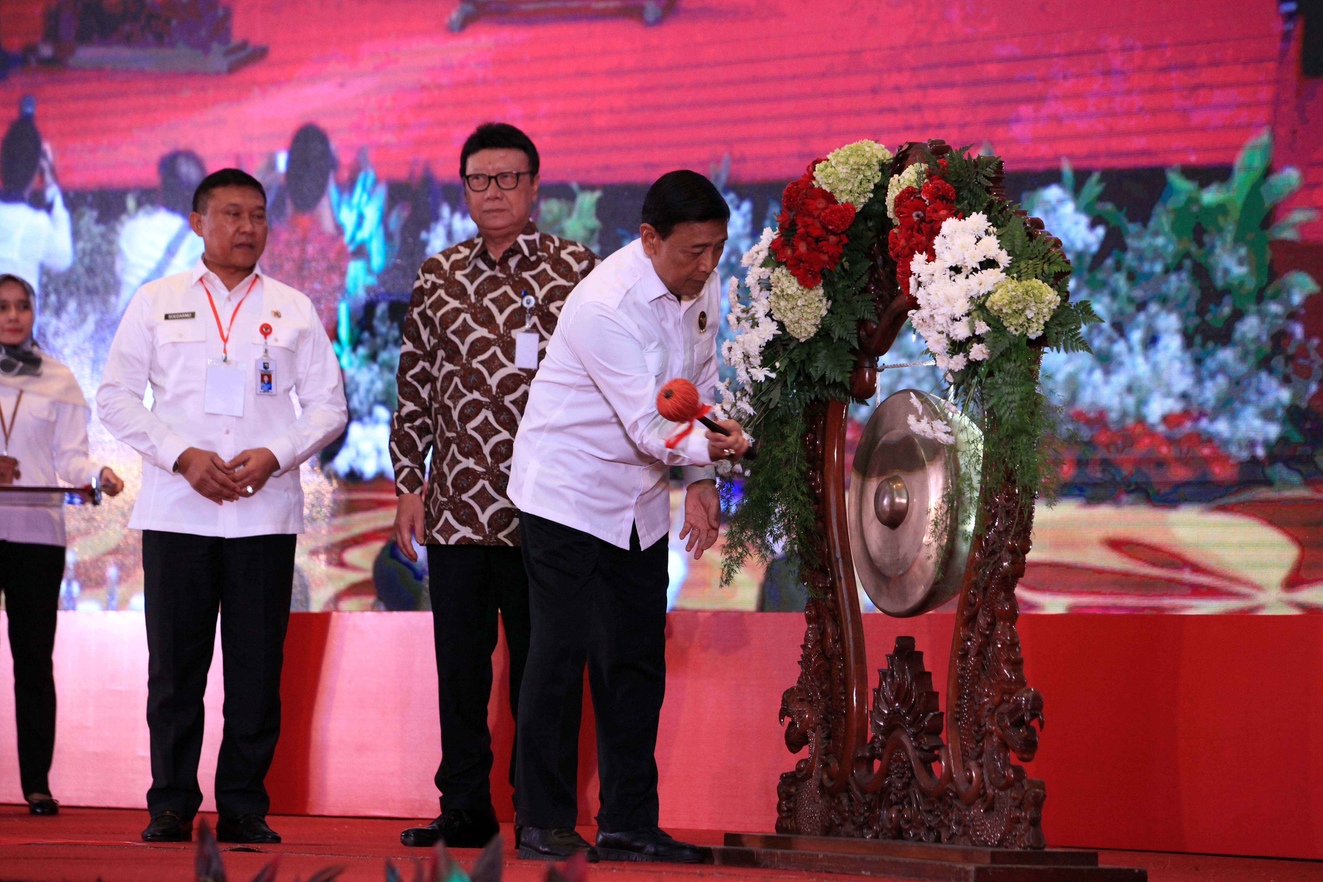 Menkopolhukam Wiranto (kanan) bersama Mendagri Tjahjo Kumolo (tengah) membuka acara Rakornas dalam rangka Penyelenggaraan Pemilu 2019