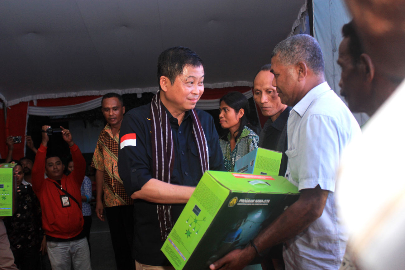 Menteri Energi dan Sumber Daya Mineral (ESDM) Ignasius Jonan meresmikan 4.284 unit lampu tenaga surya hemat energi (LTSHE) di Kupang, Nusa Tenggara Timur, Sabtu (23/3).