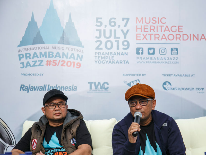 Direktur Utama PT Taman Wisata Candi Borobudur, Prambanan dan Ratu Boko Edy Setijono (kiri) didampingi CEO Promotor Rajawali Indonesia Anas Syahrul Alimi (kanan) memberikan keterangan kepada wartawan jelang Prambanan Jazz Festival 2019 di Kompleks Candi Pr