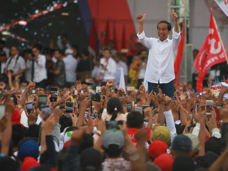 Calon Presiden nomor urut 01 Joko Widodo melambaikan tangan kepada massa pendukungnya saat kampanye terbuka di kota Banjarmasin, Kalsel. 