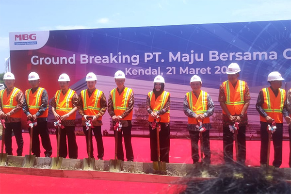 Peletakan batu pertama pembangunan pabrik fiber optik di Kendal