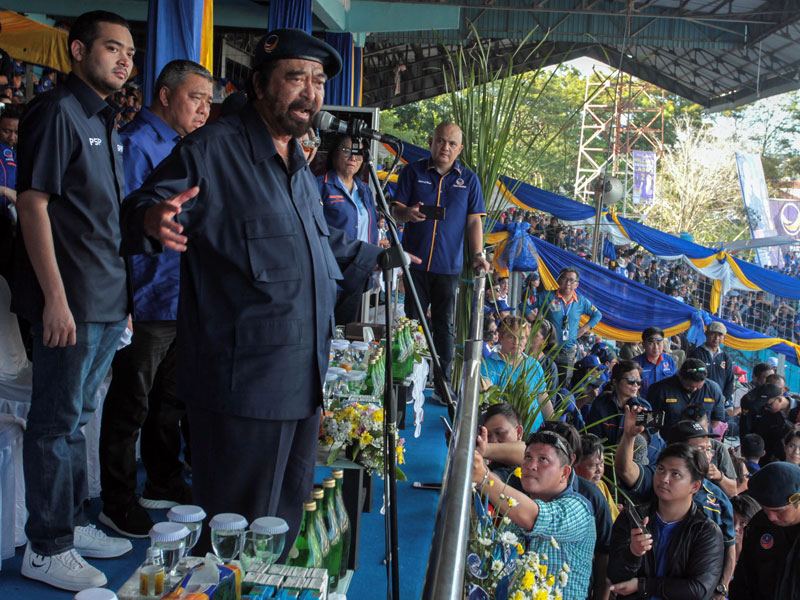 Ketua umum Partai NasDem Surya Paloh berorasi saat kampanye akbar Partai NasDem di Stadion Klabat, Manado, Sulawesi Utara, Rabu (287/3).