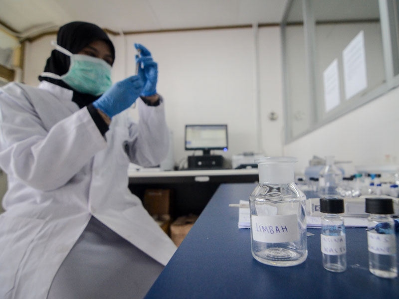  Peneliti dari Lembaga Ilmu Pengetahuan Indonesia (LIPI) melakukan uji laboratorium limbah Sungai Citarum.