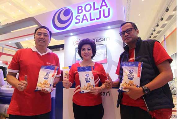  Sales and Marketing Director PT Bungasari Flour Mills Indonesia, Budianto Wijaya, bersama Ny Liem di Bandung, Jumat (8/3).