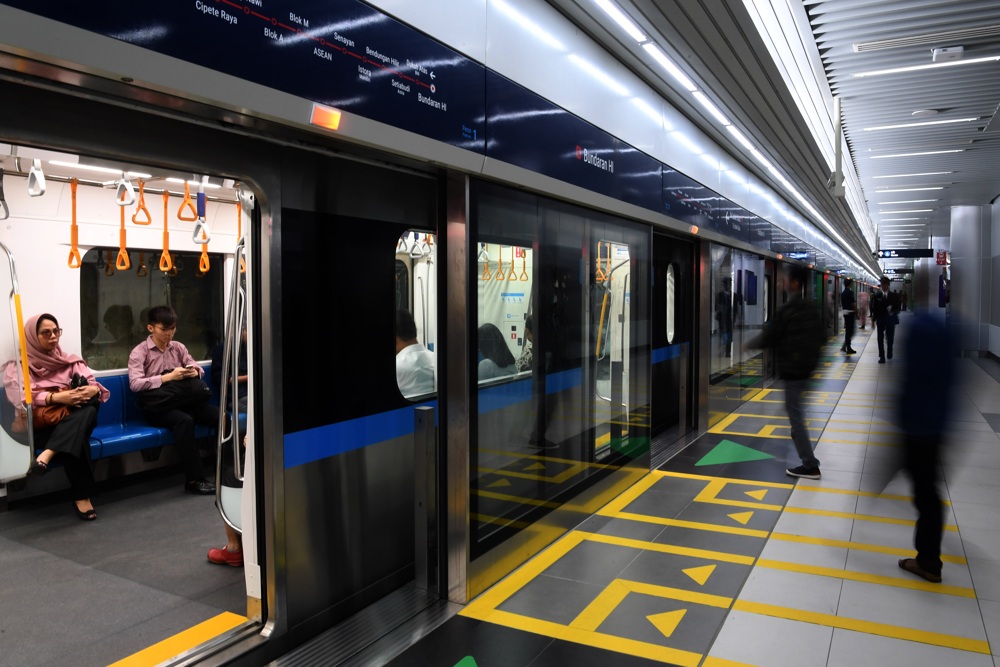 Penumpang menaiki kereta MRT di Stasiun MRT Bundaran HI, Jakarta, Selasa (26/3).