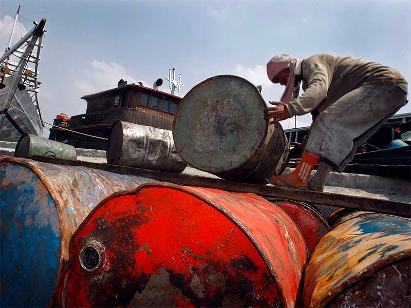 Buruh pelabuhan menurunkan muatan berupa minyak kelapa sawit mentah di Pelabuhan Sunda Kelapa, Jakarta Utara, Minggu (31/7).