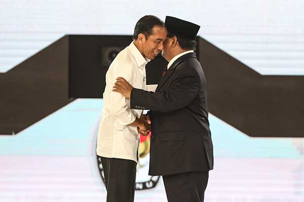 Capres nomor urut 01 Joko Widodo dan Capres nomor urut 02 Prabowo Subianto saling bersalaman seusai debat capres 2019 di Hotel Shangrilla