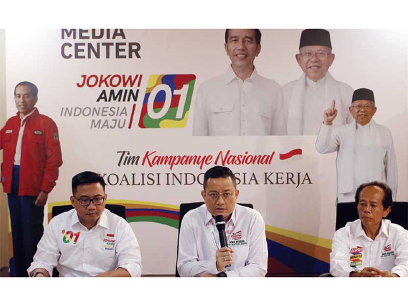 Wakil Bendahara Umum TKN, Juliari P Batubara (tengah), didampingi anggota Tim Bendahara TKN, Syafrizal (kiri) dan Ino Winata, menyampaikan laporan penerimaan dana kampanye Tim Kampanye Nasional (TKN) Jokowi-Ma’ruf Amin di Posko Cemara, Menteng, Jakarta, ke