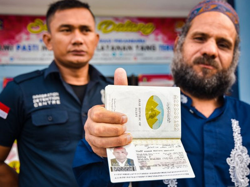 Warga negara Mesir, Tarek Ashour Mostafa Abdelaty (kanan) menunjukkan paspornya saat proses deportasi di Rumah Detensi Imigrasi (Rudenim) Pekanbaru, Provinsi Riau, Jumat (15/2). Warga negara Mesir itu dideportasi karena selama di Indonesia sejak September 