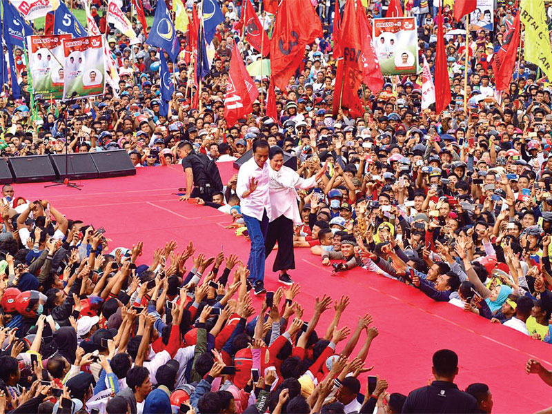 Capres Joko Widodo bersama istri, Iriana, saat kampanye terbuka di Lapangan Ahmad Kirang, Mamuju, Sulawesi Barat, kemarin