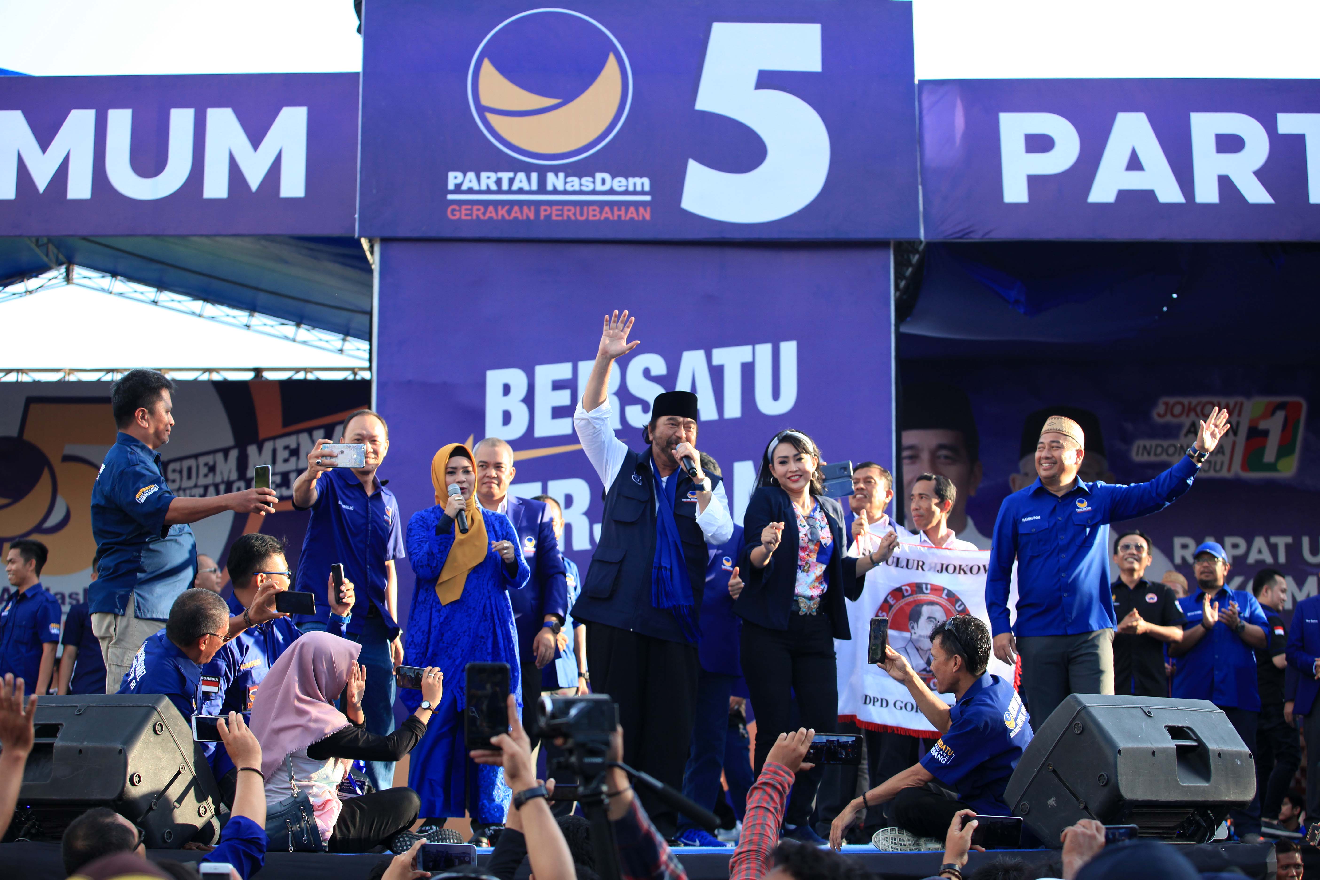 Ketua Umum Partai NasDem Surya Paloh ketika melakukan kampanye rapat umum di lapangan Basulapa, Gorontalo, Minggu (24/3).