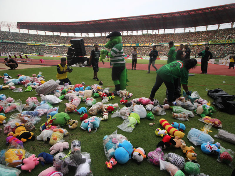 Sejumlah relawan mengumpulkan boneka dari suporter Persebaya Surabaya di sela-sela pertandingan babak delapan besar Piala Presiden 2019 .