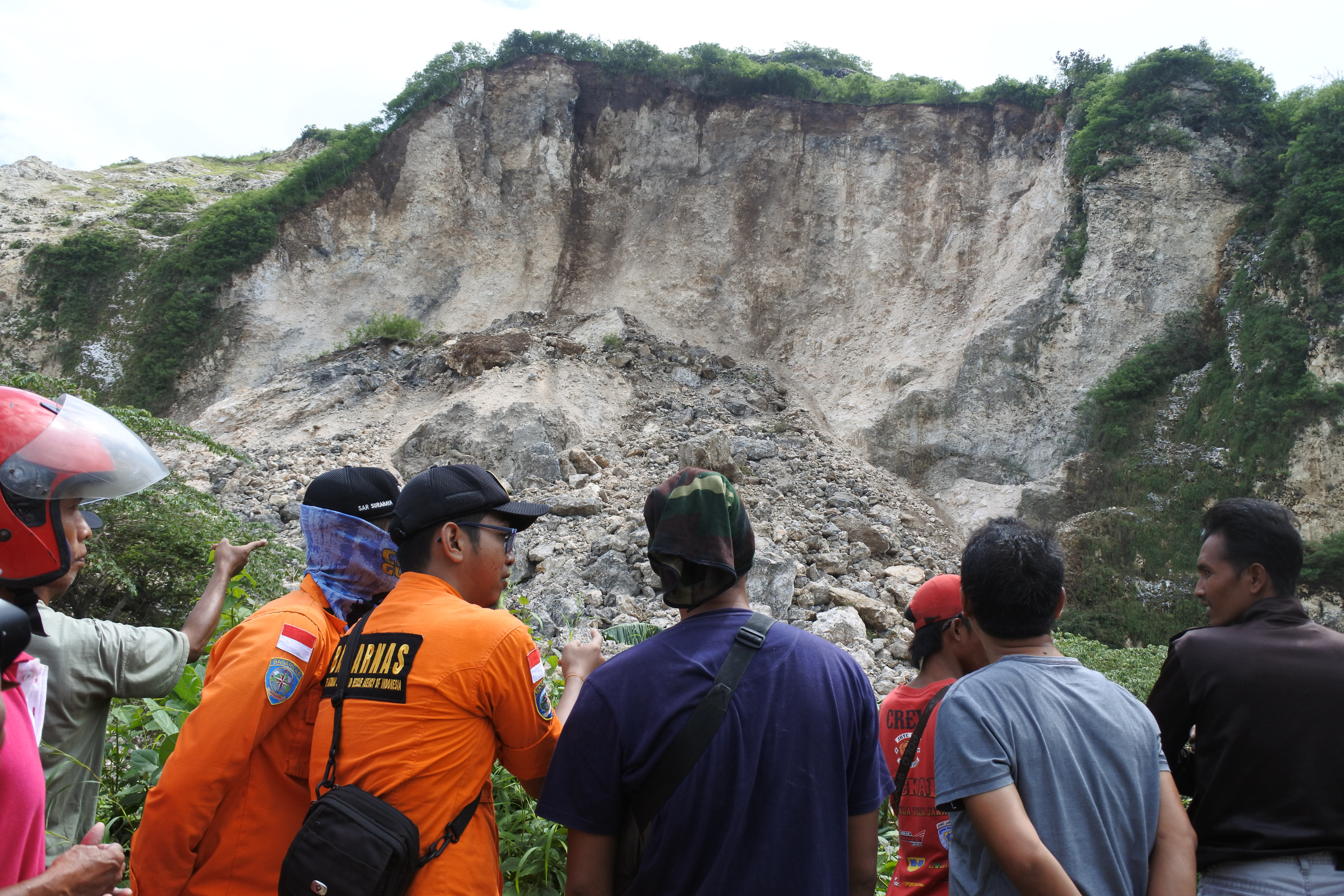 Petugas SAR dan warga berada di lokasi longsor tambang batu kapur Desa Grenden, Puger, Jember, Jawa Timur, Selasa (26/3/2019)