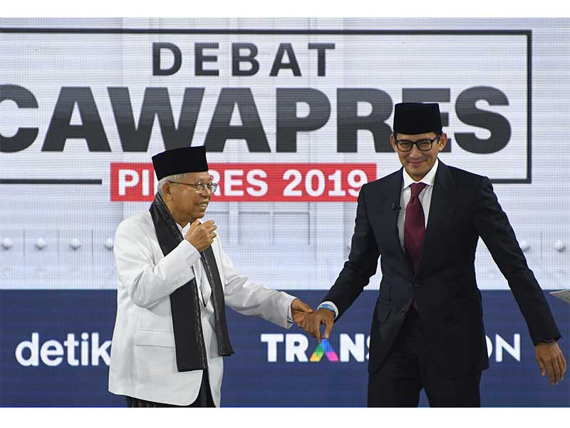 Cawapres nomor urut 01 K.H. Ma'ruf Amin (kiri) berbincang dengan Cawapres nomor urut 02 Sandiaga Uno (kanan) usai mengikuti Debat Capres Putaran Ketiga di Hotel Sultan, Jakarta, Minggu (17/3/2019). 