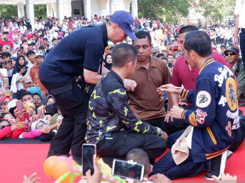Jokowi di panggung acara jalan santai di Kendari, Sabtu (2/3/2018)
