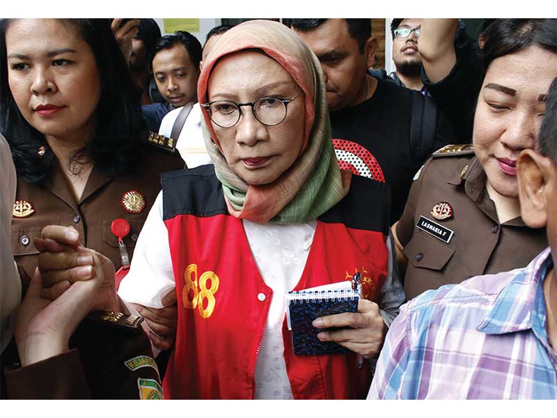 SIDANG PERDANA: Terdakwa kasus dugaan penyebaran berita bohong atau hoaks Ratna Sarumpaet dikawal petugas untuk mengikuti sidang perdana di Pengadilan Negeri Jakarta Selatan, kemarin. Sidang perdana Ratna itu beragendakan pembacaan dakwaan dari jaksa penun