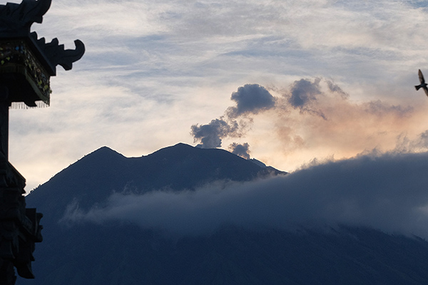 Gunung Agung mengeluarkan abu vulkanik 