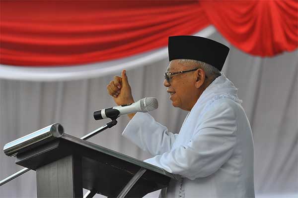  Calon Wakil Presiden nomor urut 01 Ma'ruf Amin menyampaikan tausiah saat Harlah NU ke-96 di alun-alun kota Wonosobo, Jawa Tengah, Rabu (27/