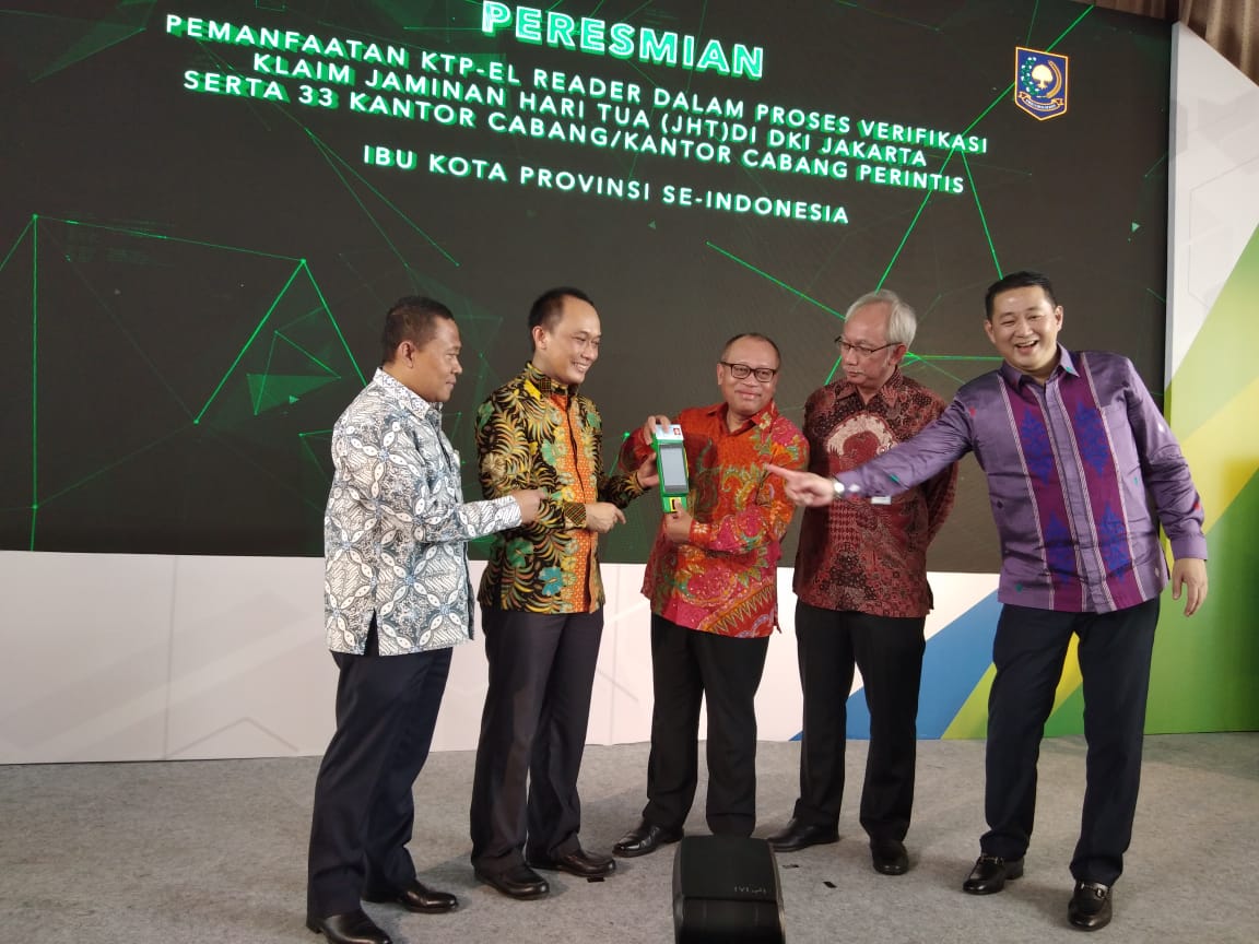 BPJS TK memperlihatkan KTP-E Reader sebagai inovasi yang membuat pelayanan klaim menjadi lebih singkat