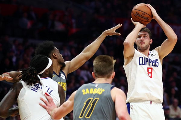 Danilo Gallinari Los Angeles Clippers menembak bola melawan Thaddeus Young  Indiana Pacers selama babak kedua di Staples Center 