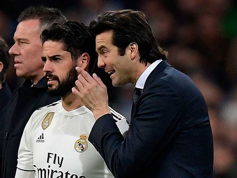 Pelatih Real Madrid Santiago Solari (kanan) berbicara kepada Isco