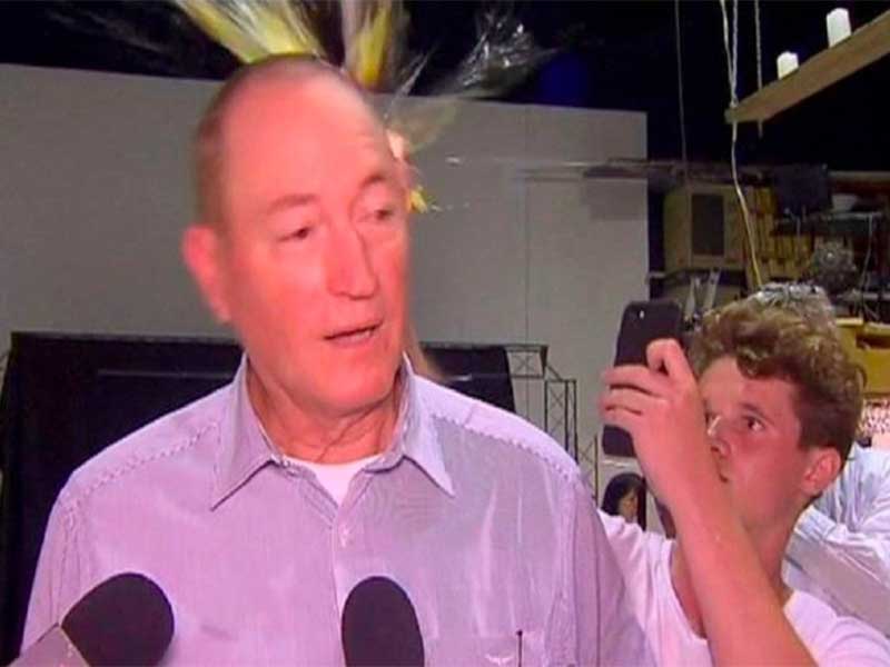 Fraser Anning dihantam sebutir telur oleh Will Connolly di Melbourne, Australia, 16 Maret 2019. 