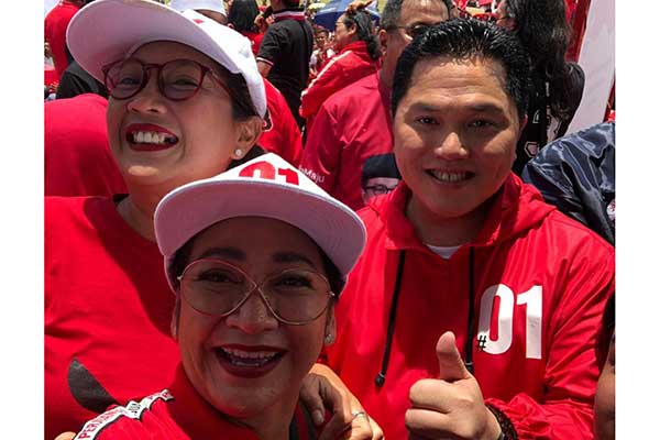 DUA Srikandi Koeswoyo, Chicha Koeswoyo dan sepupunya Sari Koeswoyo, berpose bersama Ketua TKN Erick Thohir, saat kampanye terbuka di Tangerang, Banten, Minggu (24/3).