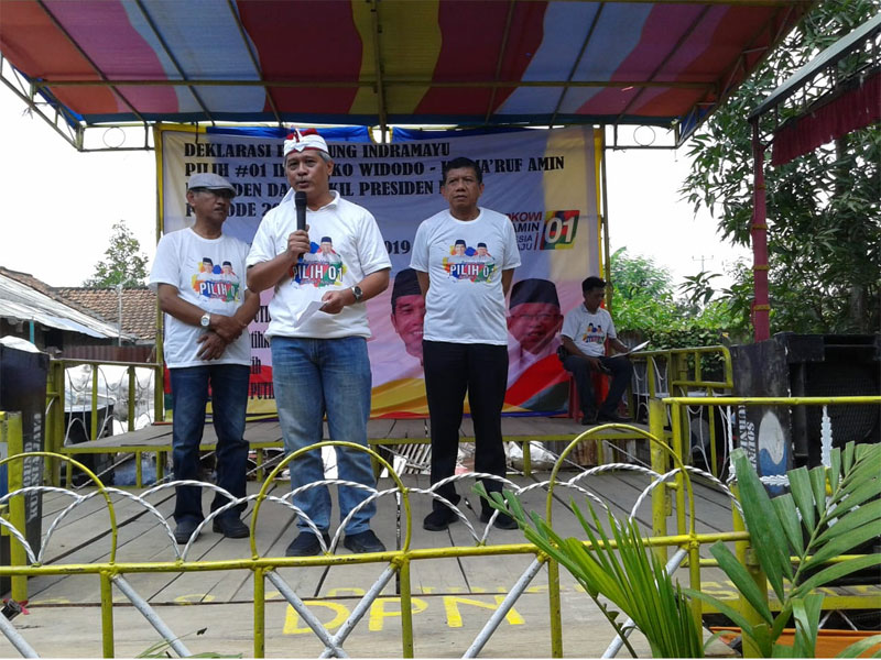 Pengurus DPP IPI, Agus HK Soetomo (depan) memberikan sambutan pada deklarasi pemulung Indramayu dukung capres dan cawapres nomor urut 01.