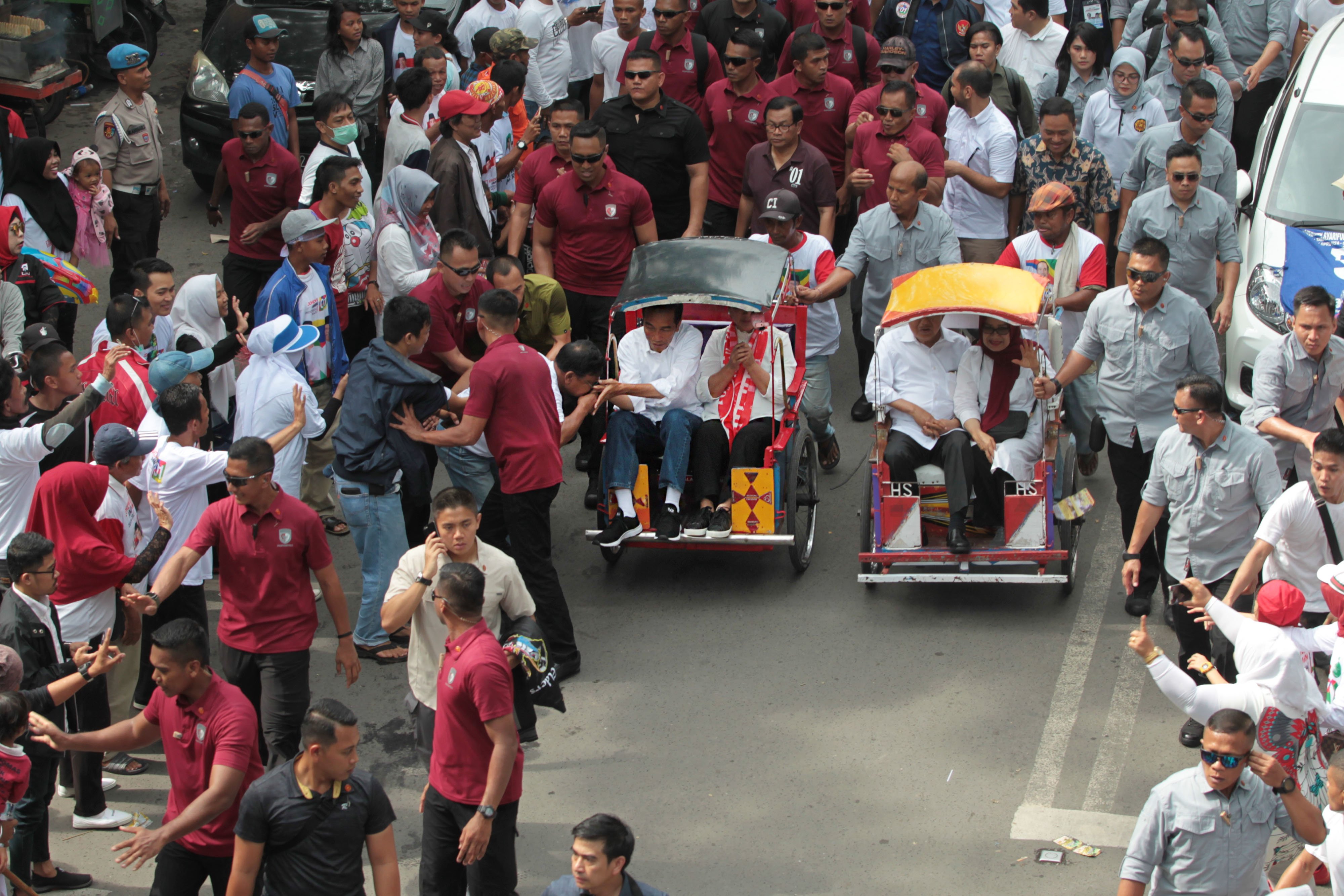 Calon Presiden petahana Joko Widodo (kiri) dan Ketua Dewan Pengarah Tim Pemenangan Jokowi-Maruf Jusuf Kalla.
