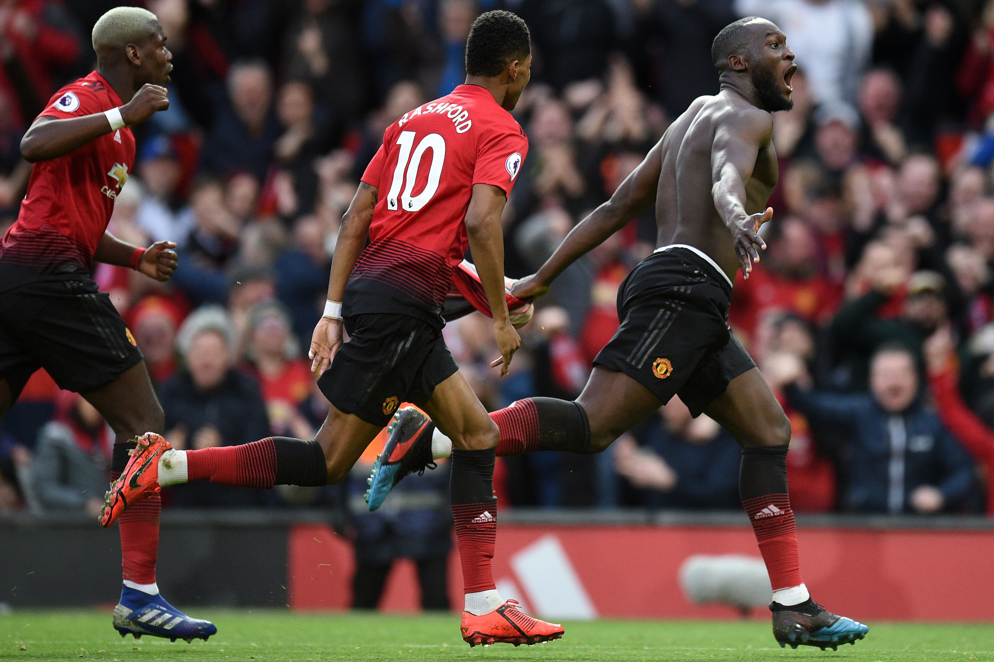 gol penentu: Striker MU Romelu Lukaku (kanan) meluapkan kegembiraan seusai mencetak gol penentu kemenangan 3-2 timnya atas Southampton dalam lanjutan Liga Primer di Old Trafford akhir pekan lalu.