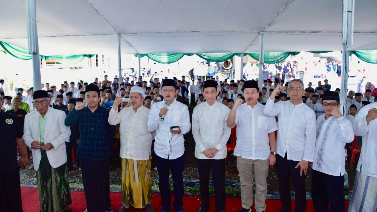 Direktur Relawan TKN Jokowi Amin Maman Imanulhaq bersama Wamen ESDM Archanda Tahar bersama peserta Musyawarah Akbar Alumni Baitul Arqom