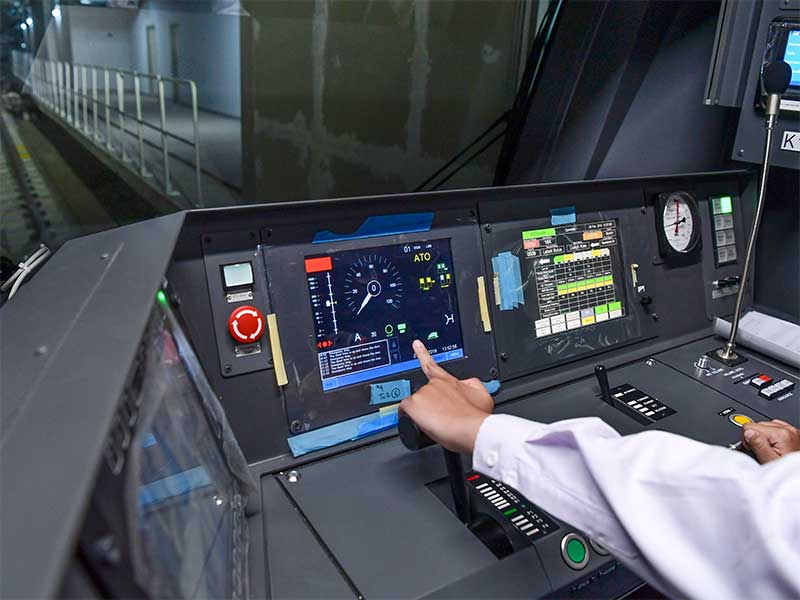  Masinis bersiap menjalankan kereta saat uji coba pengoperasian MRT (Mass Rapid Transit) fase I koridor Lebak Bulus