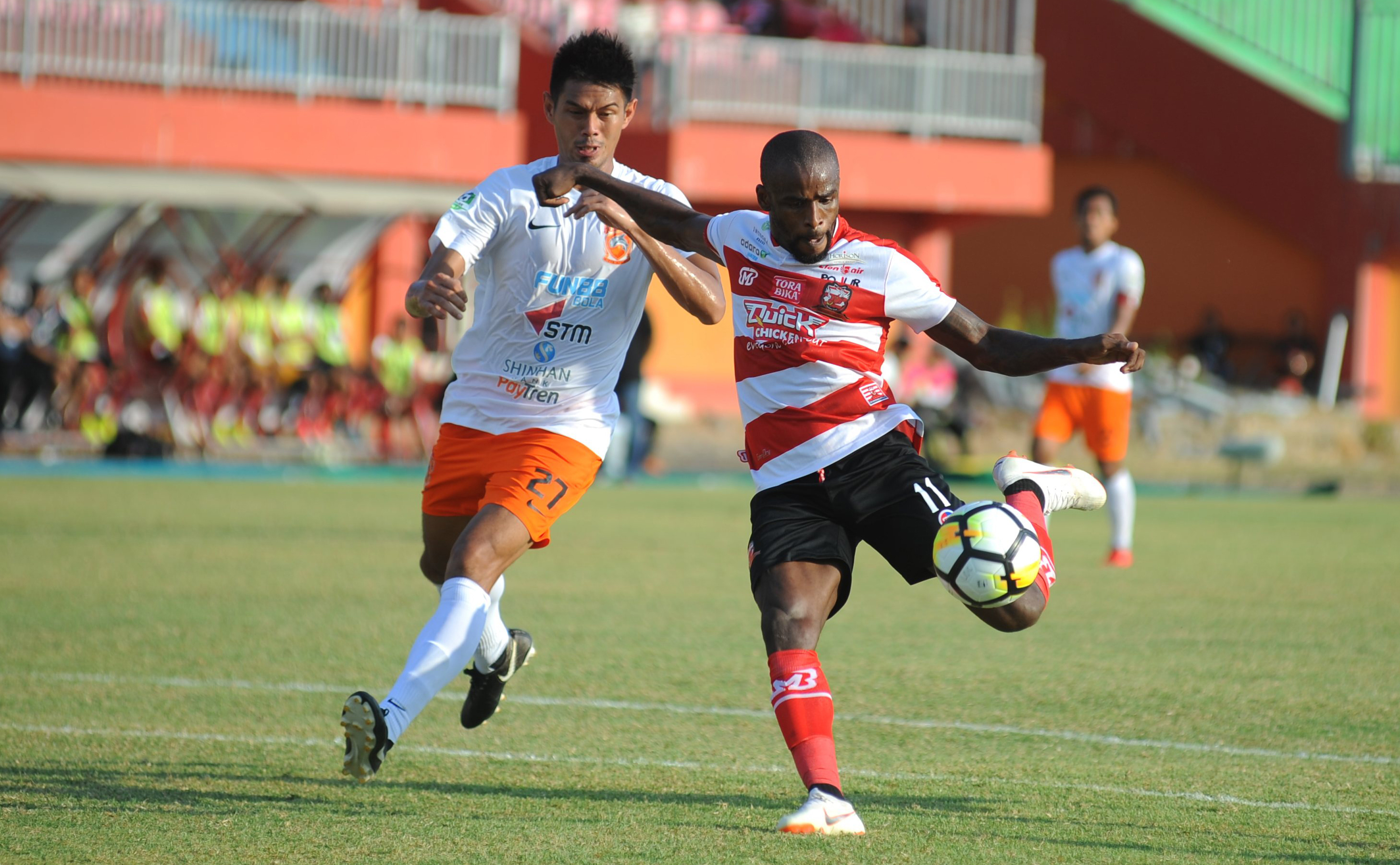 : Pesepak bola Madura United (MU) FC Greg Nwokolo (kanan) melewati pesepak bola Borneo FC Firdaus Ramadan (kiri) dalam lanjutan kompetisi Liga 1 di Stadion Gelora Ratu Pamelingan (SGRP) Pamekasan, Jawa Timur, Sabtu (22/9). MU dikalahkan Borneo dengan skor 