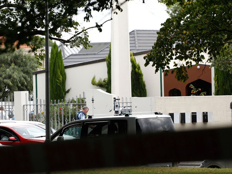 Seorang penjaga keamanan berjaga-jaga di depan Mesjid Al Noor setelah insiden penembakan.