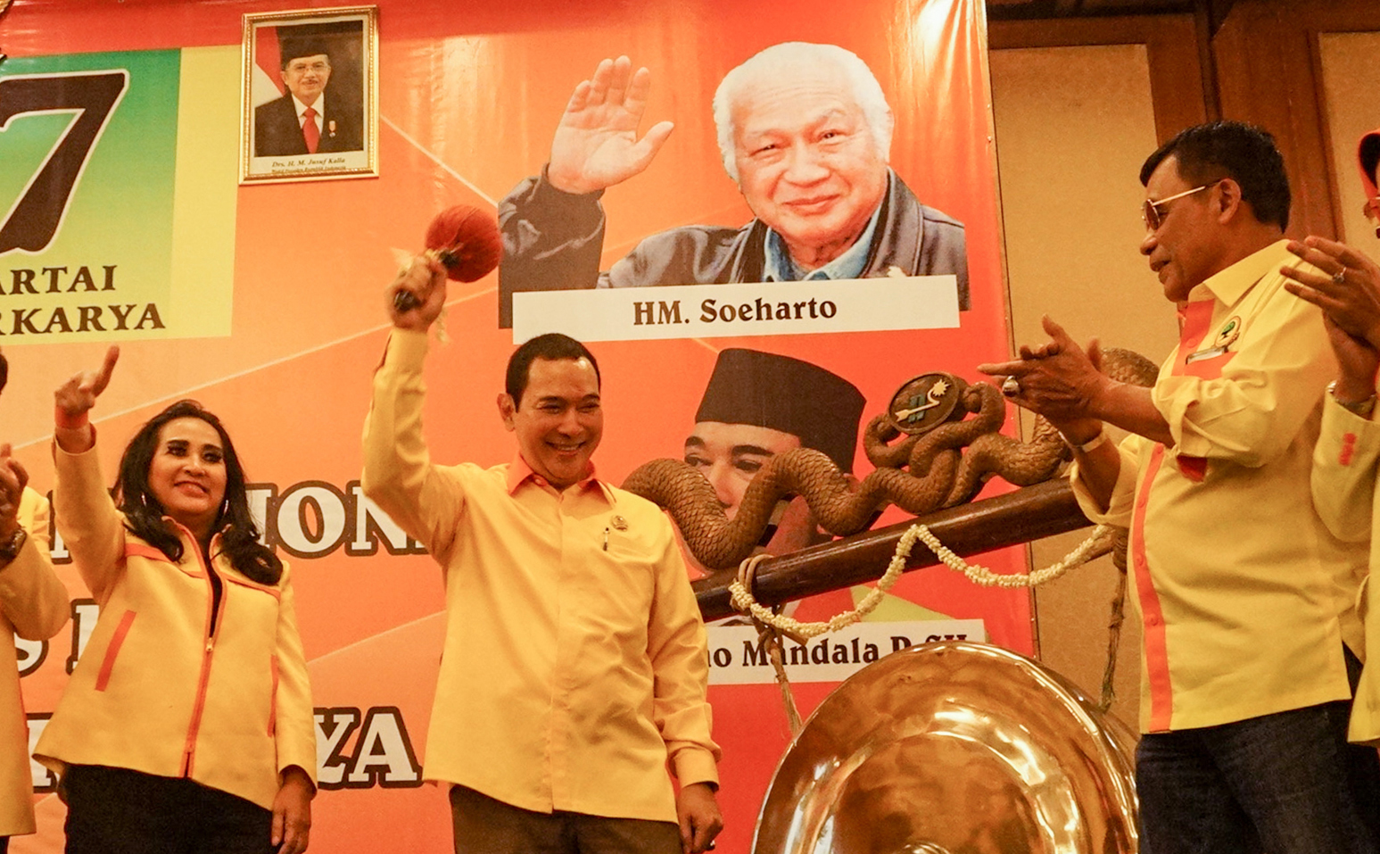 Ketua Dewan Pembina Partai Berkarya Hutomo Mandala Putra atau Tommy Soeharto (tengah) di Solo, Jawa Tengah, Sabtu (10/3/2018).