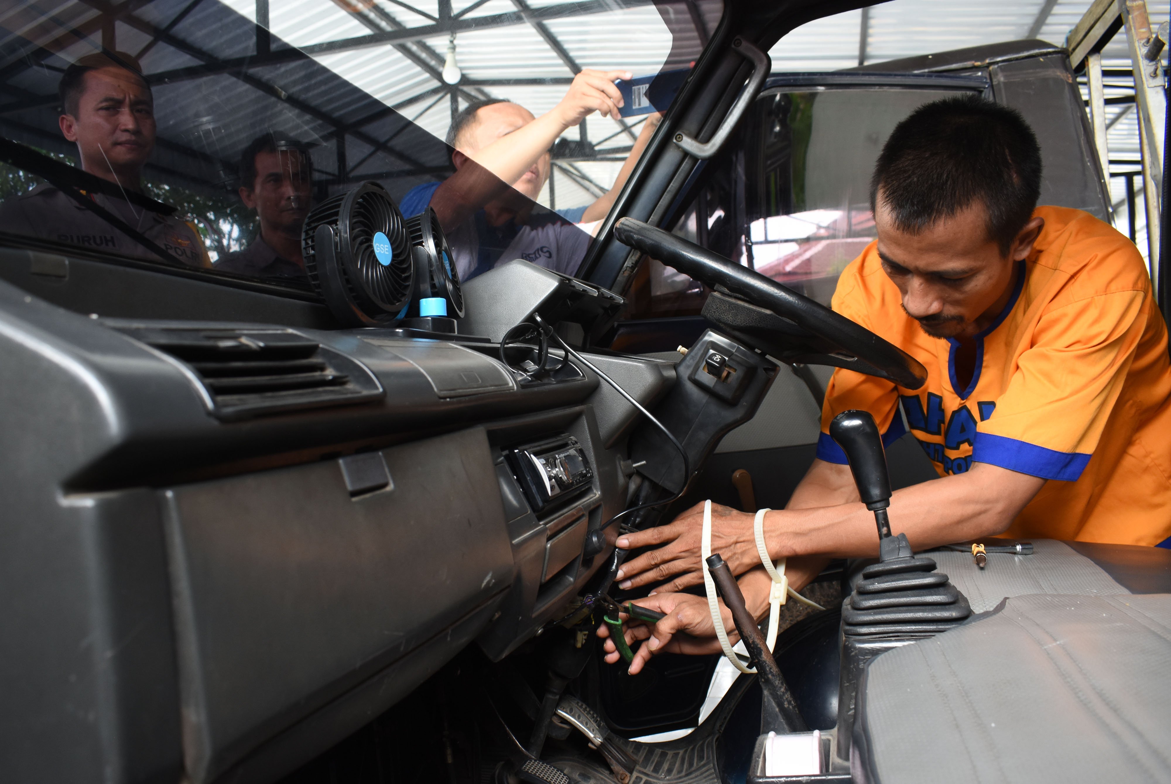 Ilustrasi tersangka pencuri mobil memperlihatkan cara dia mencuri mobil.